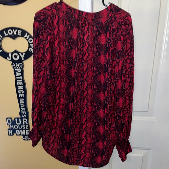 Gorgeous Snake skin Blouse in Red and Black - Picture 5 of 5